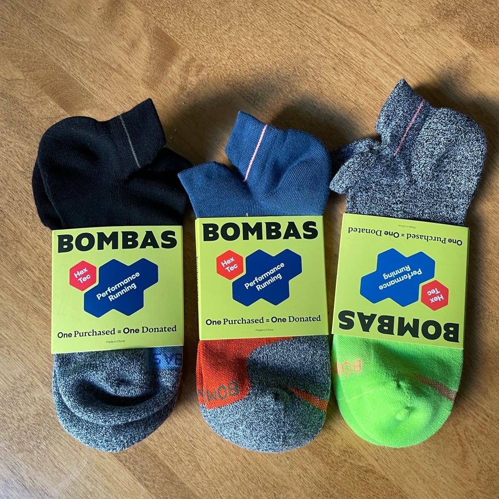 Running Ankle Socks : 60% Polyester 22% Nylon 14% Cotton 4% Elastane
